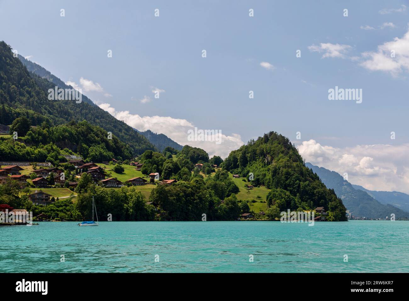 chalets alpins typiques en bois sur la rive du lac brienz interlaken suisse jour ensoleillé d'été Banque D'Images
