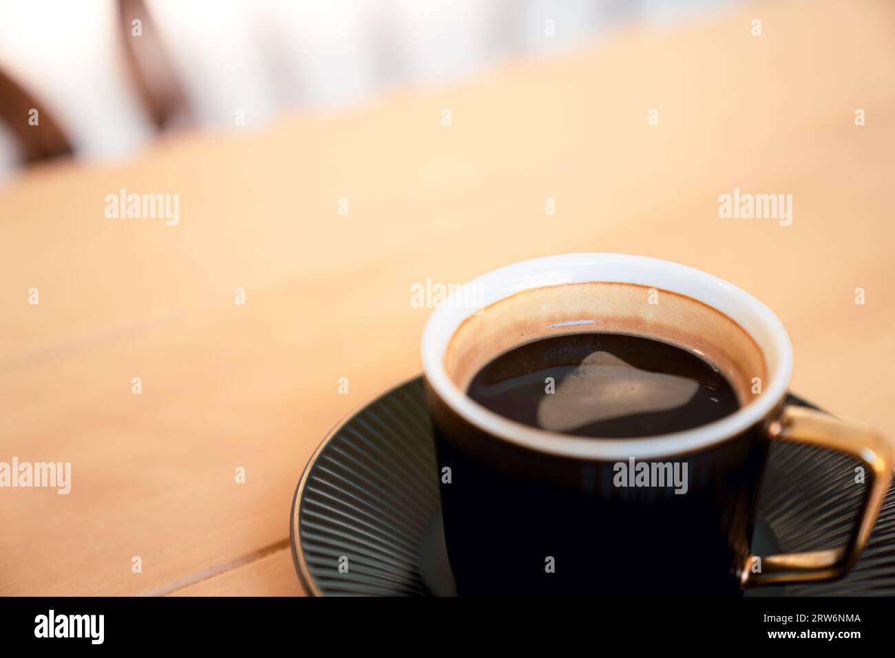 Tasse de café chaud sur la table en bois. Banque D'Images