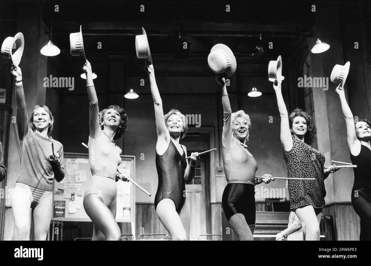 de gauche à droite Gabrielle Lloyd (Andy), Marcia Warren (Vera), Barbara Ferris (Mavis), Barbara Young (Maxime), Diane Langton (Sylvia), Josephine Gordon (Dorothy) dans STEPPING OUT DE Richard Harris au Duke of York's Theatre, London WC2 25/09/1984 a Thorndike Theatre Leatherhead & Bill Kenwright conception de la production : Stuart Stanley éclairage : Jon Swain réalisateur : Julia McKenzie Banque D'Images