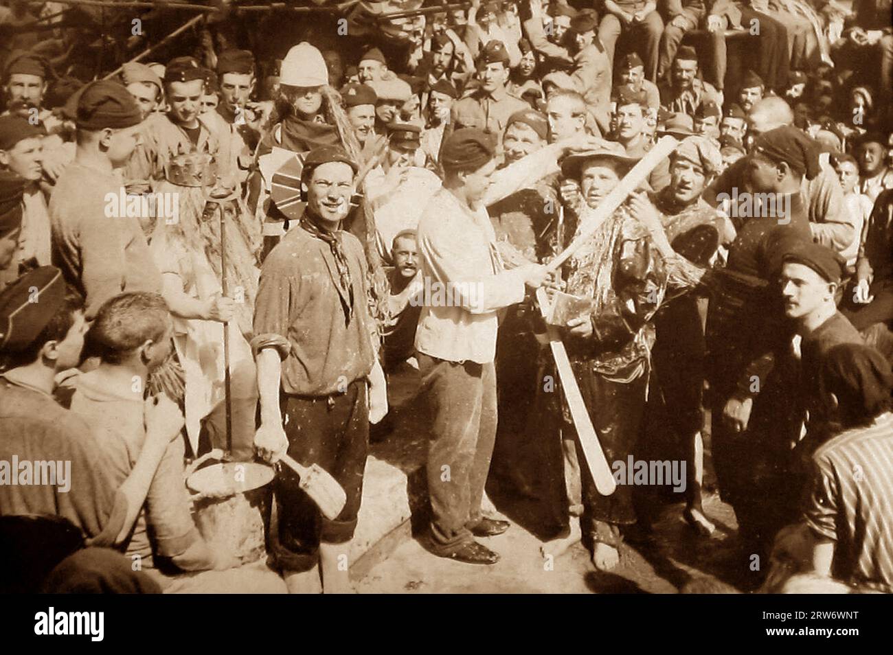 Cérémonie de « franchissement de la ligne » des navires de troupe, début des années 1900 Banque D'Images Cérémonie de « franchissement de la ligne » des navires de troupe, début des années 1900 Banque D'Images