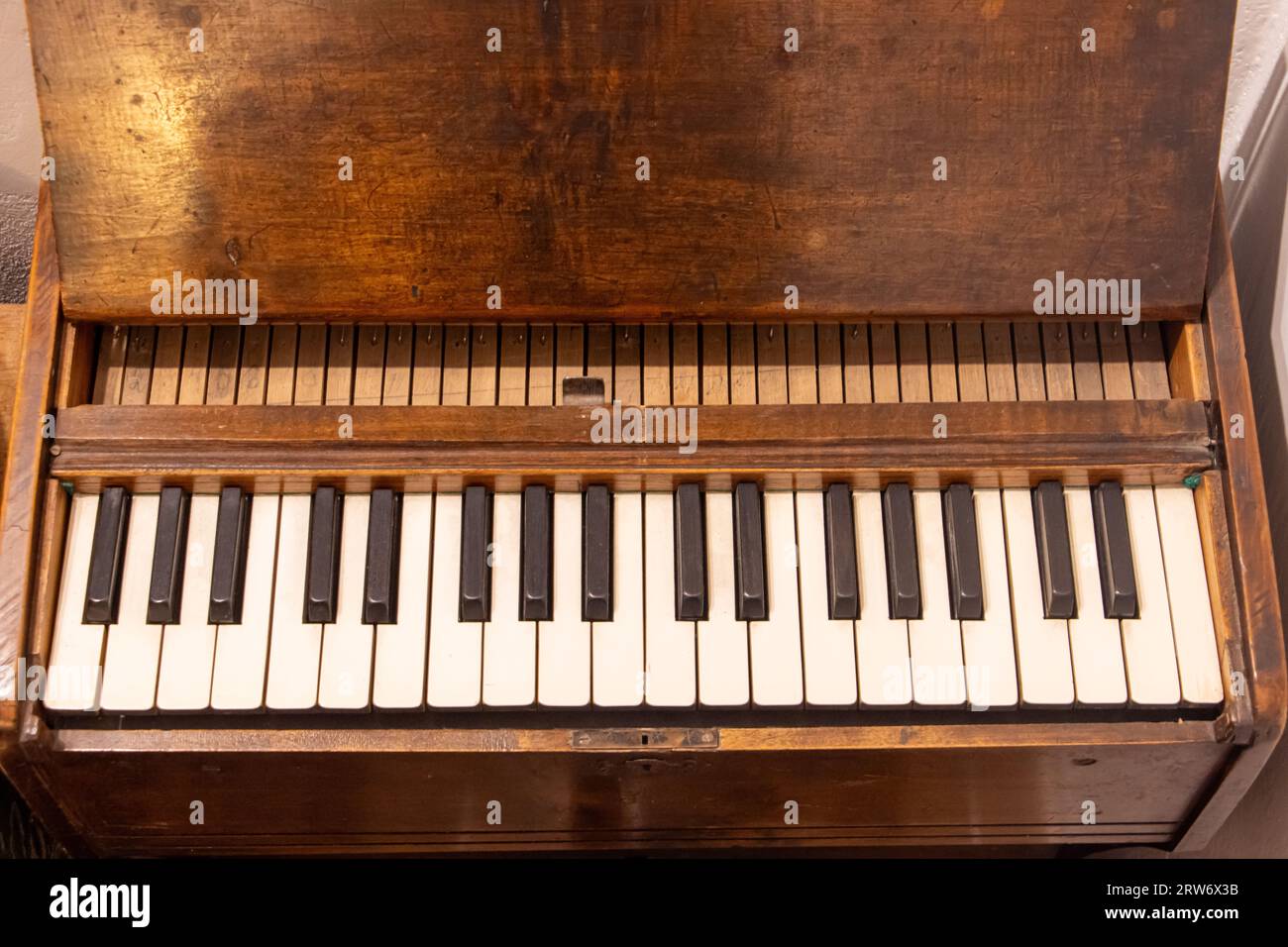 Vieilles touches de piano, vue de dessus Banque D'Images