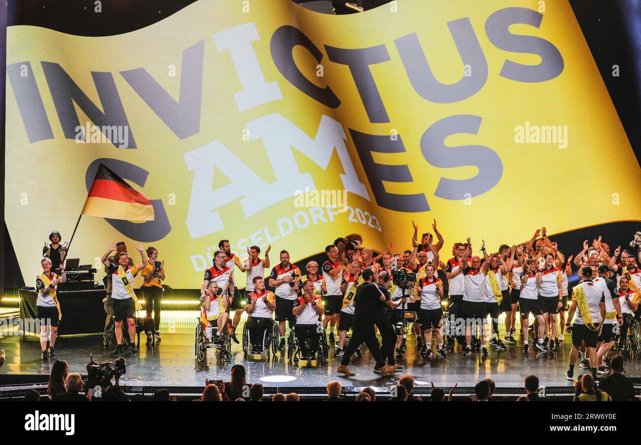 Düsseldorf, Allemagne. 16 septembre 2023. L'équipe allemande sur scène. 21 nations ont participé aux jeux cette année. Les athlètes défilent autour de l'arène et participent, et il y a des représentations des chanteurs Sam Ryder et Rita Ora, ainsi que des discours du prince Harry, du président allemand Steinmeyer et d'autres dignitaires. Crédit : Imageplotter/Alamy Live News Banque D'Images