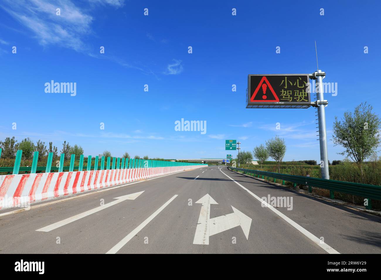 Panneaux d'avertissement sur le côté de l'autoroute - « conduisez prudemment » Banque D'Images