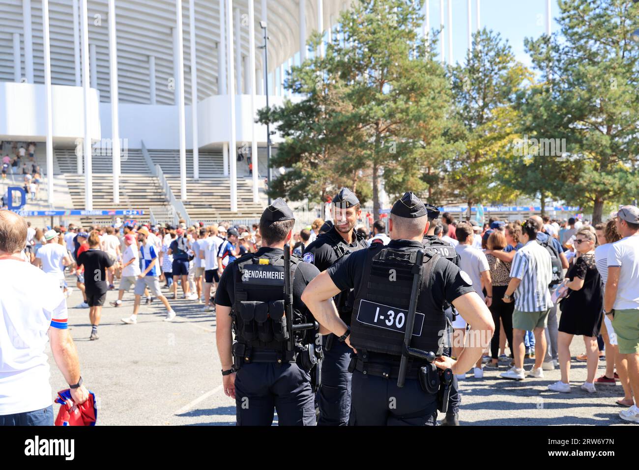 Bordeaux, France. 16 septembre 2023. Fans, supporters et spectateurs à l’entrée du match de la coupe du monde de rugby Chili-Samoa 2023 au stade de Bordeaux dans une ambiance conviviale. Les supporters chiliens sont en rouge. Photo Hugo Martin / Alamy Live News. Banque D'Images
