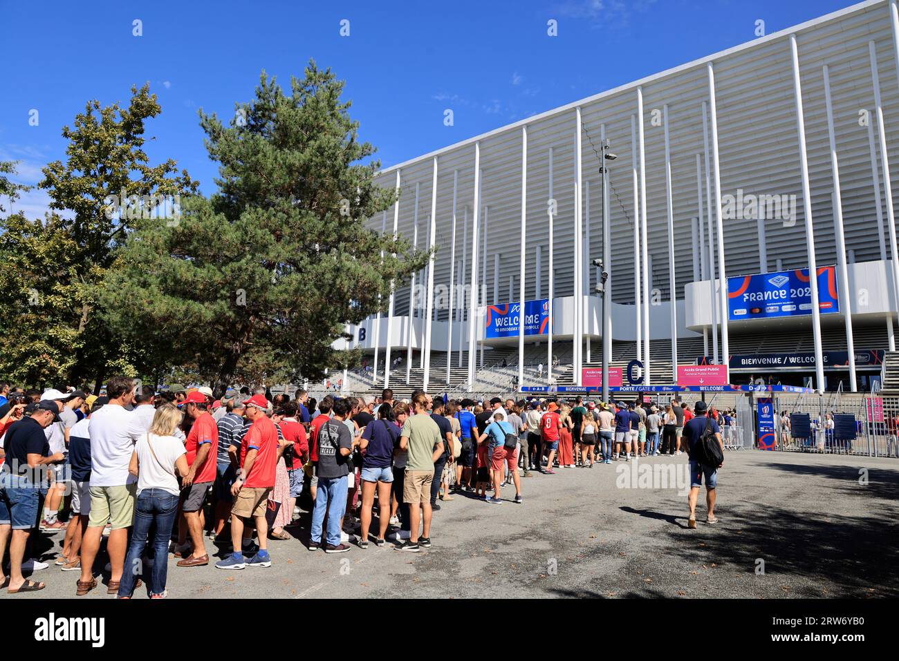 Bordeaux, France. 16 septembre 2023. Fans, supporters et spectateurs à l’entrée du match de la coupe du monde de rugby Chili-Samoa 2023 au stade de Bordeaux dans une ambiance conviviale. Les supporters chiliens sont en rouge. Photo Hugo Martin / Alamy Live News. Banque D'Images