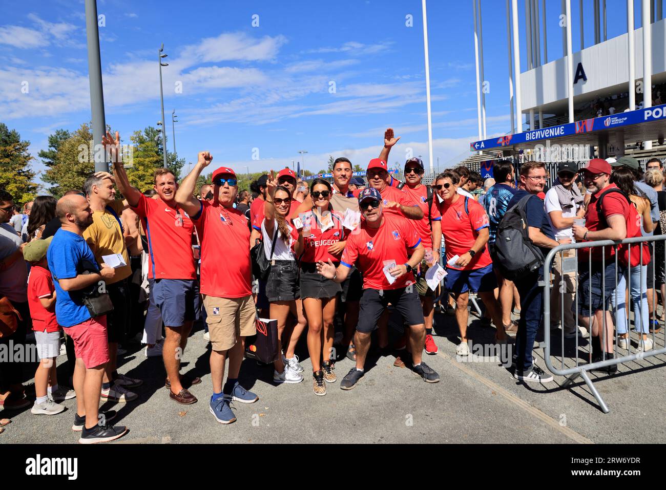 Bordeaux, France. 16 septembre 2023. Fans, supporters et spectateurs à l’entrée du match de la coupe du monde de rugby Chili-Samoa 2023 au stade de Bordeaux dans une ambiance conviviale. Les supporters chiliens sont en rouge. Photo Hugo Martin / Alamy Live News. Banque D'Images