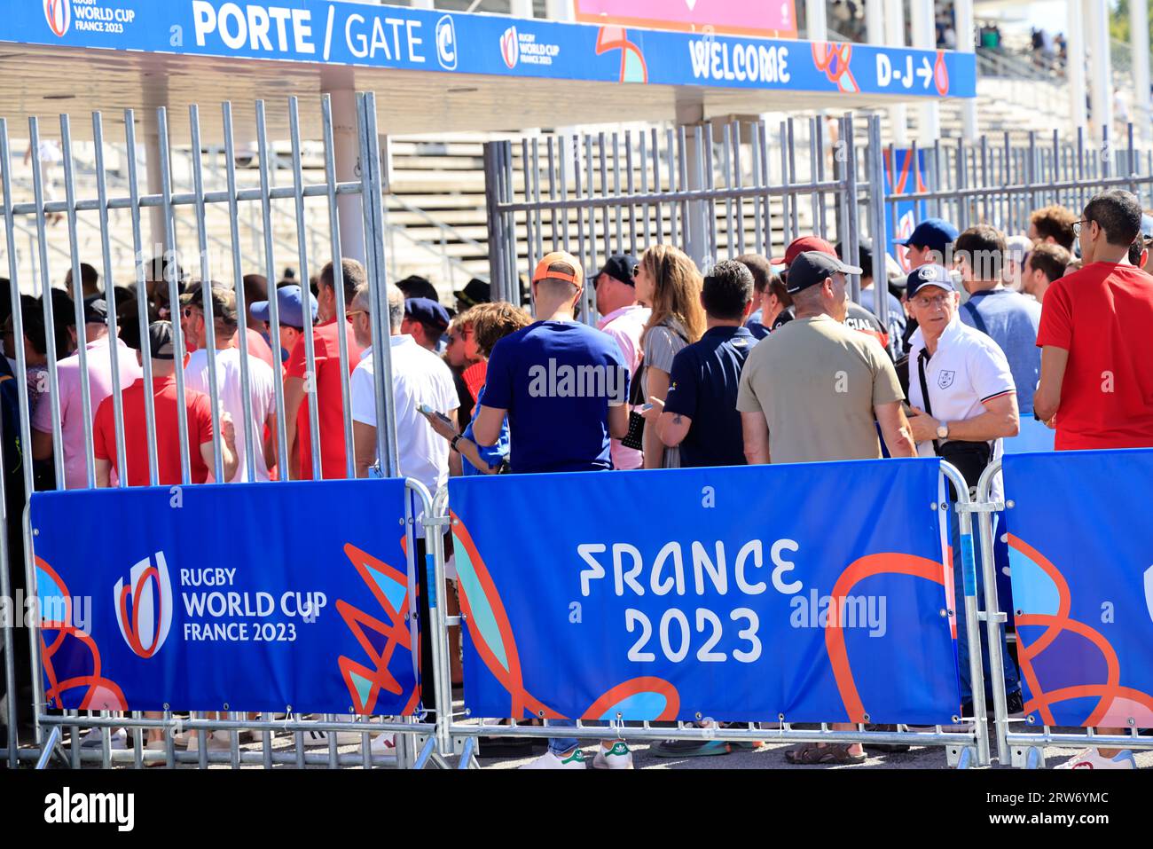 Bordeaux, France. 16 septembre 2023. Fans, supporters et spectateurs à l’entrée du match de la coupe du monde de rugby Chili-Samoa 2023 au stade de Bordeaux dans une ambiance conviviale. Les supporters chiliens sont en rouge. Photo Hugo Martin / Alamy Live News. Banque D'Images