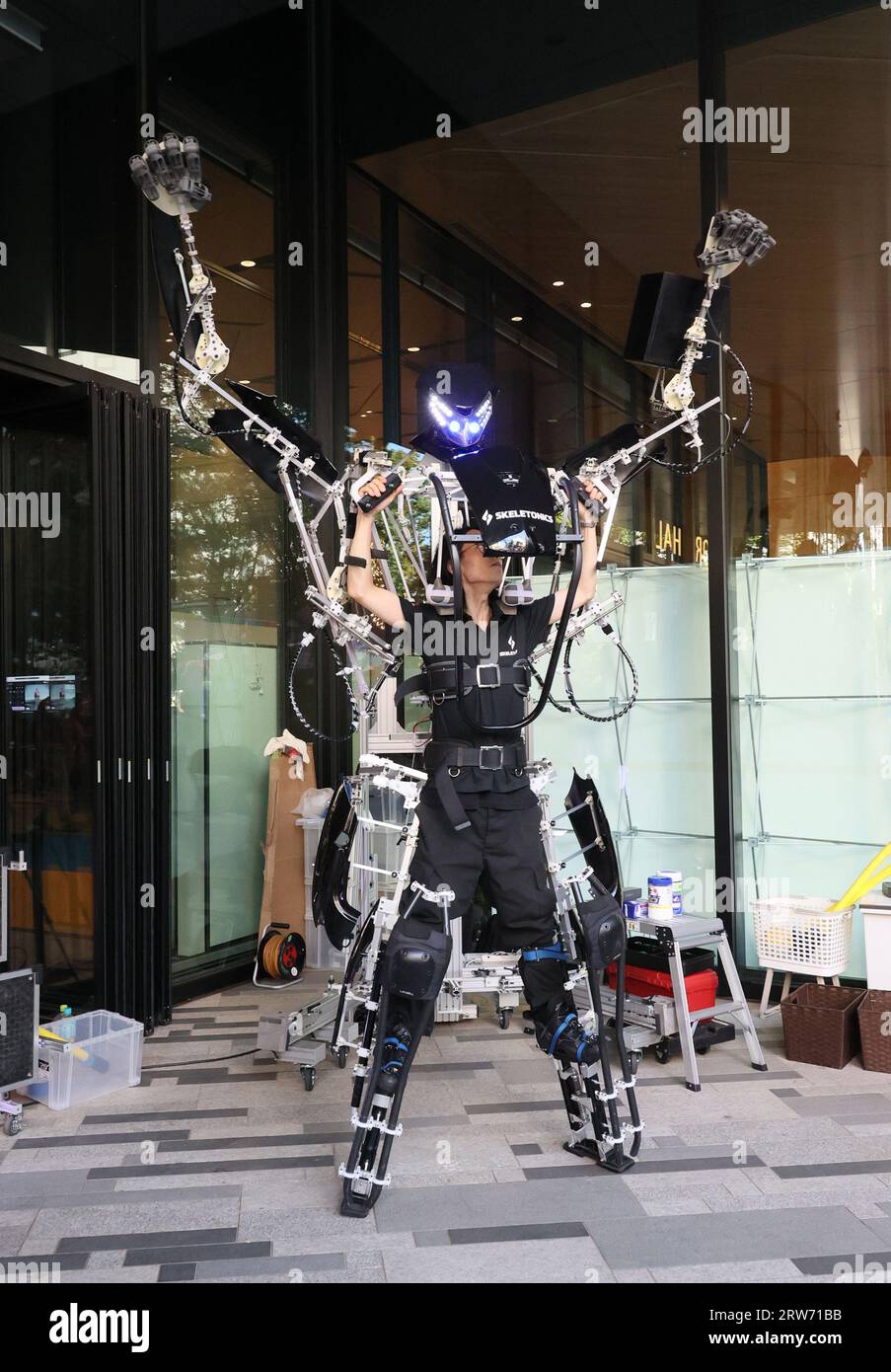 Tokyo, Japon. 17 septembre 2023. Un homme démontre une combinaison exosquelette de 3 mètres de haut, « Skeltonics », qui peut augmenter le mouvement du pilote deux fois plus lors d'un événement de deux jours de culture pop et de technologie « change Tomorrow 2023 » (Chomorow 2023) à Tokyo le dimanche 17 septembre 2023. (Photo de Yoshio Tsunoda/AFLO) crédit : AFLO Co. Ltd./Alamy Live News Banque D'Images
