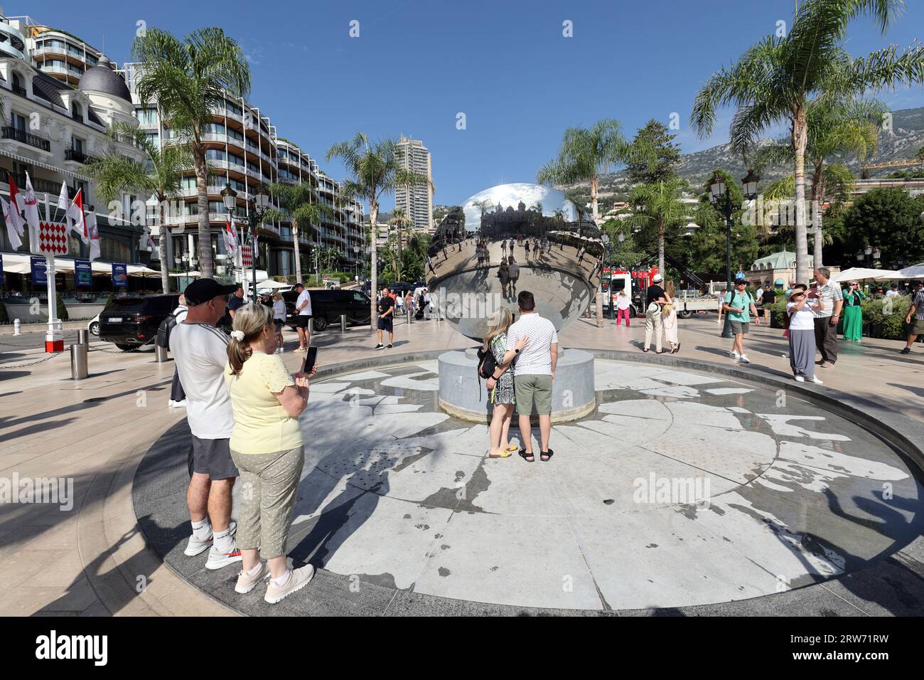 Miroir de ciel (1999) par Anish Kapoor devant le Casino Monte-Carlo, Monaco, Côte d'Azur, Europe. Banque D'Images