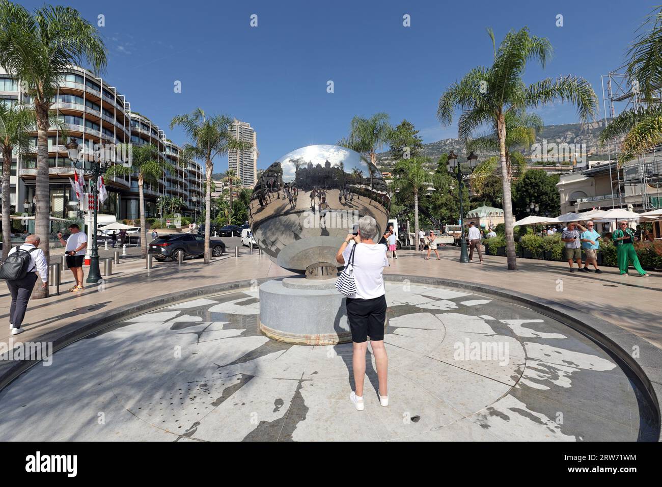 Miroir de ciel (1999) par Anish Kapoor devant le Casino Monte-Carlo, Monaco, Côte d'Azur, Europe. Banque D'Images