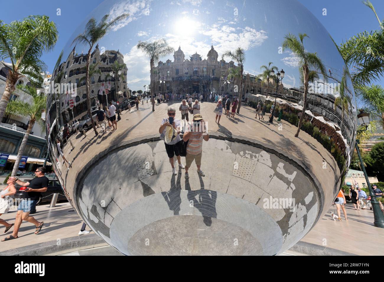 Miroir de ciel (1999) par Anish Kapoor devant le Casino Monte-Carlo, Monaco, Côte d'Azur, Europe. Banque D'Images
