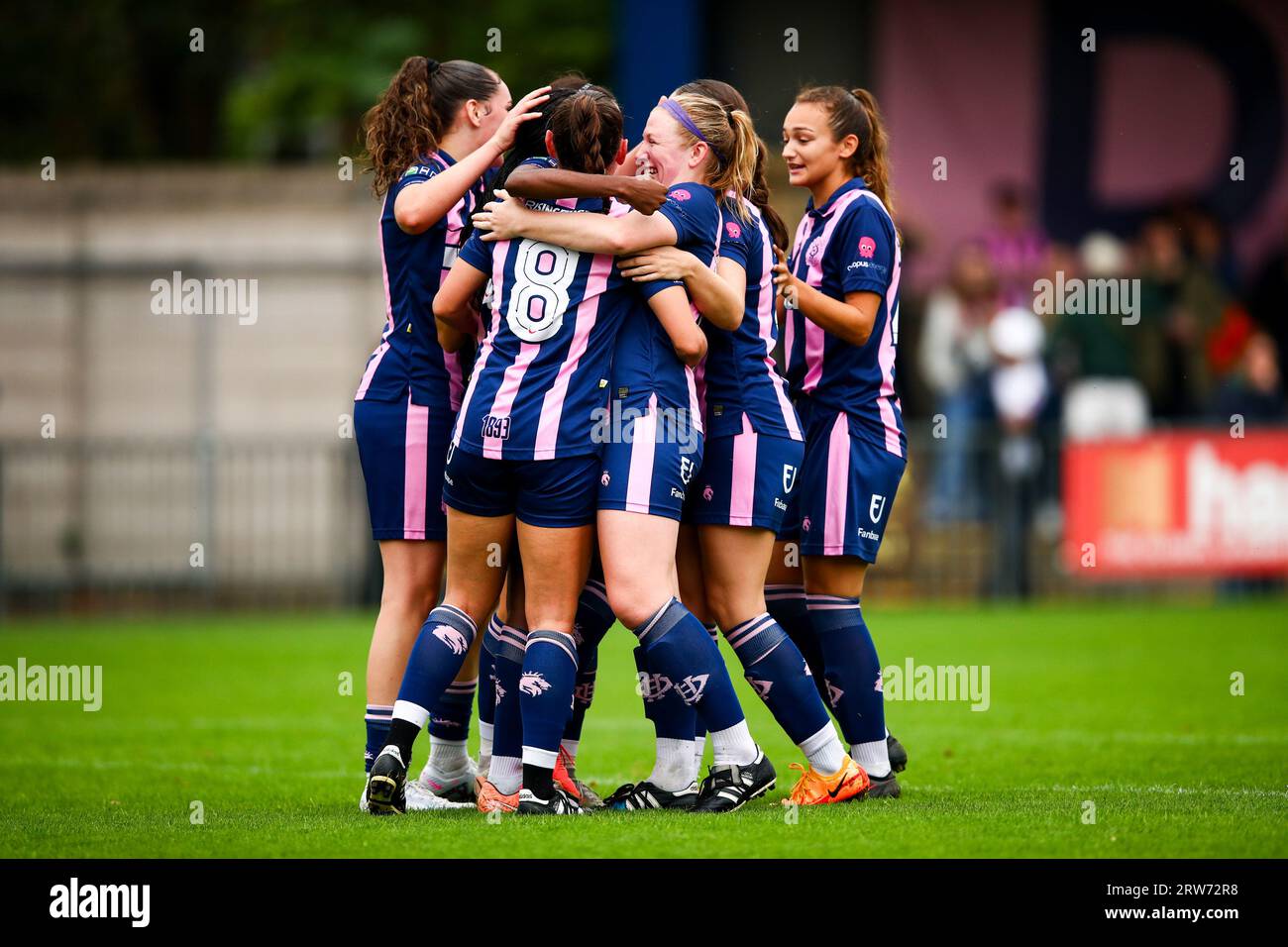 Londres, Royaume-Uni. 17 septembre 2023. Londres, Angleterre, 17 septembre 2023 : les joueuses de Dulwich Hamlet célèbrent leur premier but lors du match de Premier League entre Dulwich Hamlet et Millwall à Champion Hill à Londres, Angleterre. (Liam Asman/SPP) crédit : SPP Sport Press photo. /Alamy Live News Banque D'Images