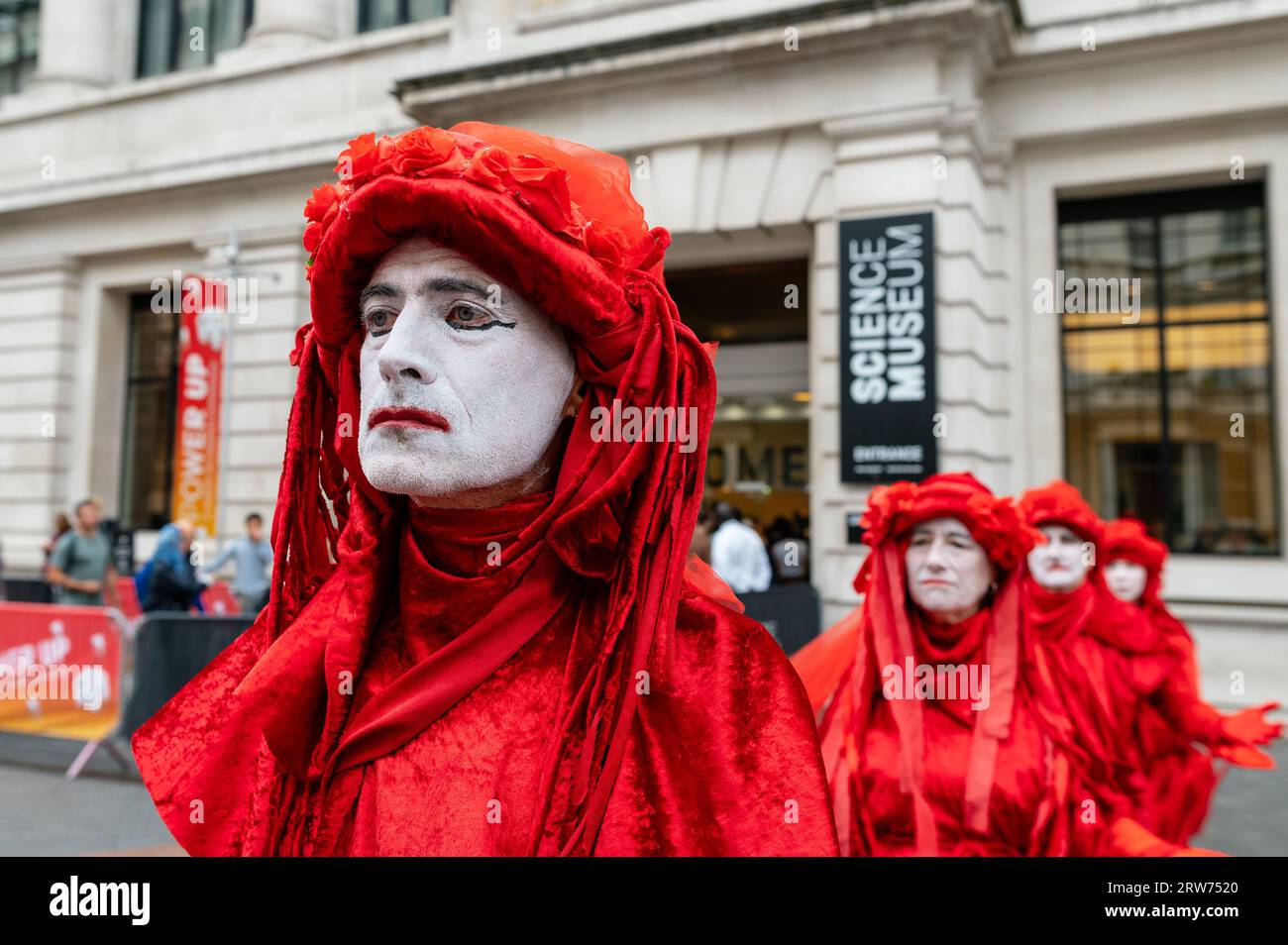 Londres, Royaume-Uni. 17 septembre 2023. Des militants pour le climat se rassemblent pour la rébellion des mères de Londres devant le Musée des sciences. Des partisans des familles XR, des éducateurs XR, Health for XR et des psychologues XR se sont assis sur un cercle à l'extérieur du Musée des sciences tenant des pancartes. Les militants exigent une action climatique immédiate pour protéger l’avenir des enfants et de l’humanité. Crédit : Andrea Domeniconi/Alamy Live News Banque D'Images