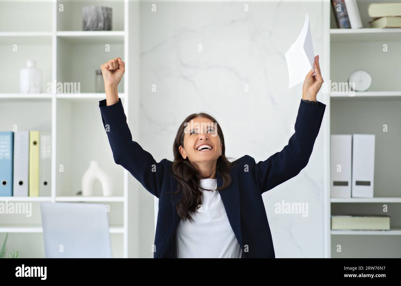 Super heureuse femme mature exécutif levant les mains Banque D'Images