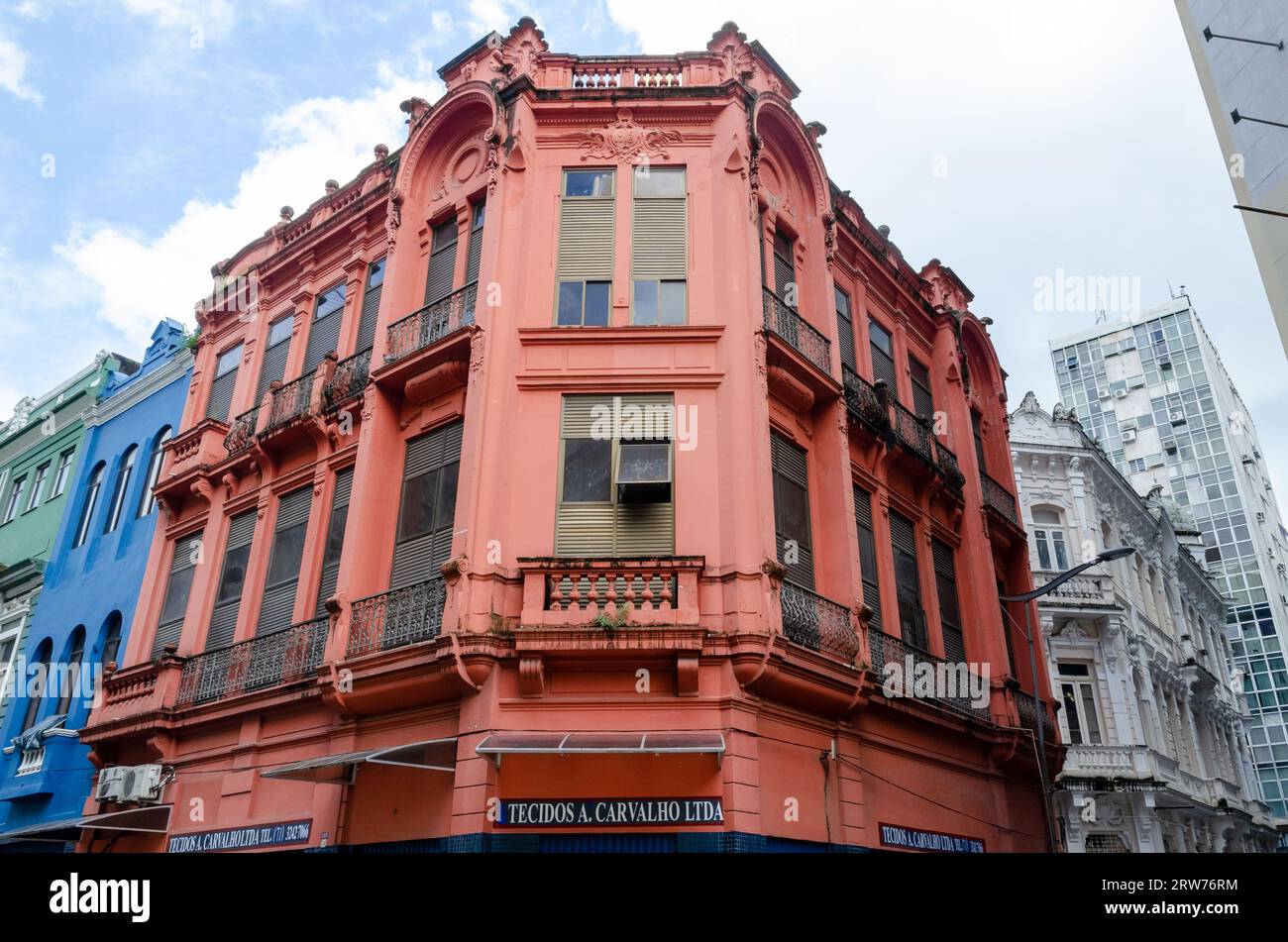 Salvador, Bahia, Brésil - 09 juin 2015 : façade d'un bâtiment ancien et historique peint en rouge, dans le quartier Comercio de la ville de Salvador en B. Banque D'Images