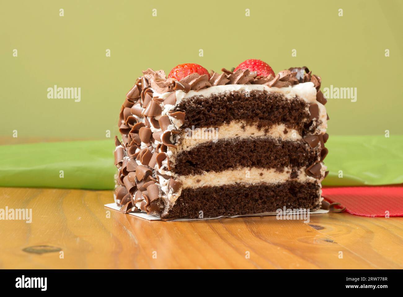 Une grande tranche de chocolat fantaisie et gâteau de couche de crème Banque D'Images