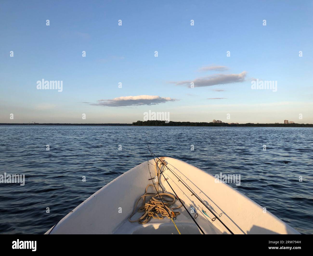 seascape avec un bateau de pêche avec des cannes à pêche, pêche, vue première personne Banque D'Images