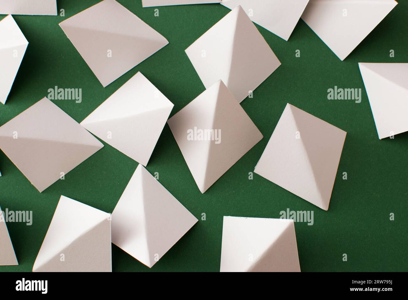 Formes triangulaires blanches sur fond vert Banque D'Images