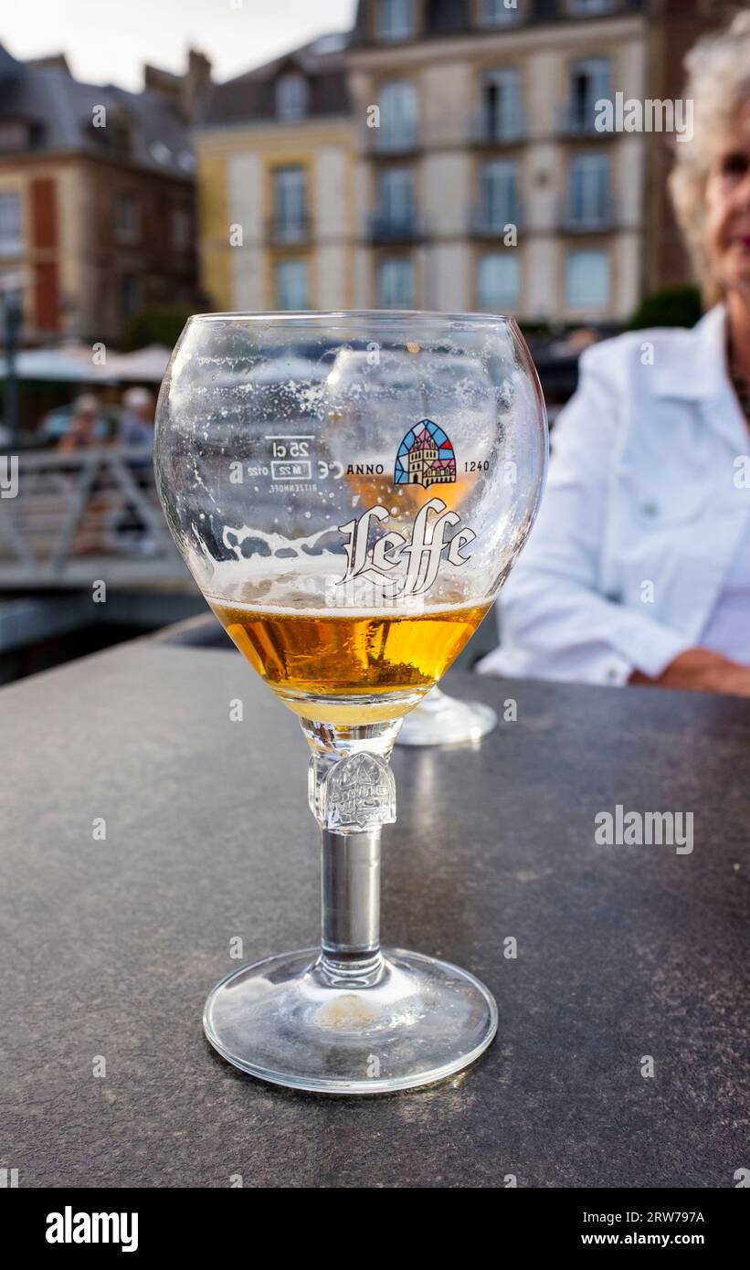 Verre de bière leffe Banque de photographies et d'images à haute résolution  - Alamy