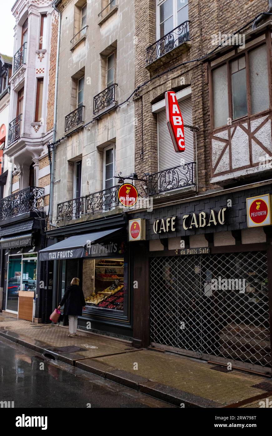 Café tabac à Dieppe , Normandie Dieppe est un port de pêche sur la côte normande du nord de la France Banque D'Images