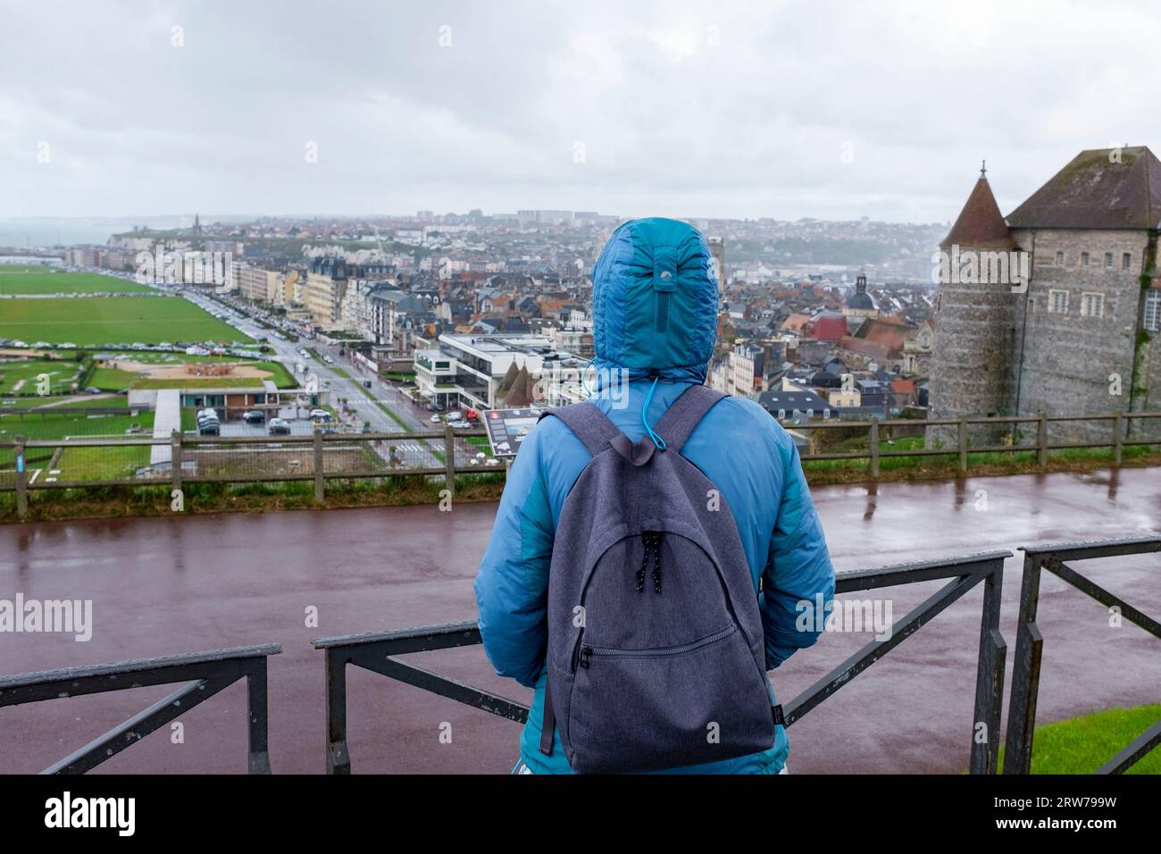 Touriste regardant sur la ville de Dieppe sur une journée humide à Dieppe , Normandie Dieppe est un port de pêche sur la côte normande du nord de la France Banque D'Images