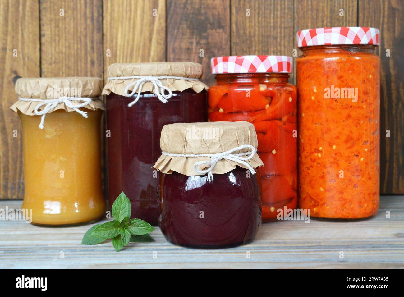 Légumes et fruits conservés sur fond en bois. Conserver les aliments à la maison. Banque D'Images
