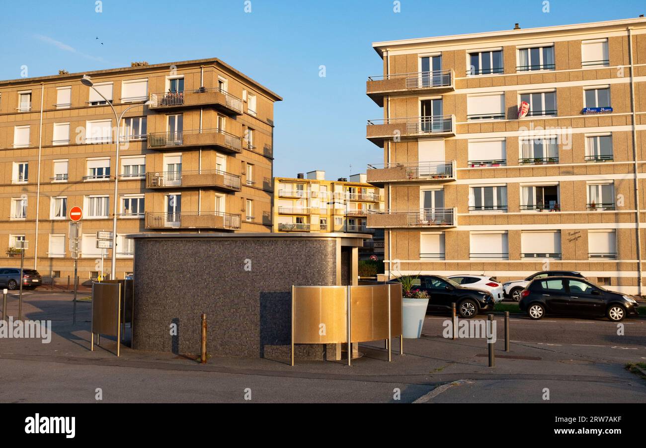 Toilettes publiques et appartements sur le front de mer à Dieppe , Normandie Dieppe est un port de pêche sur la côte normande du nord de la France Banque D'Images