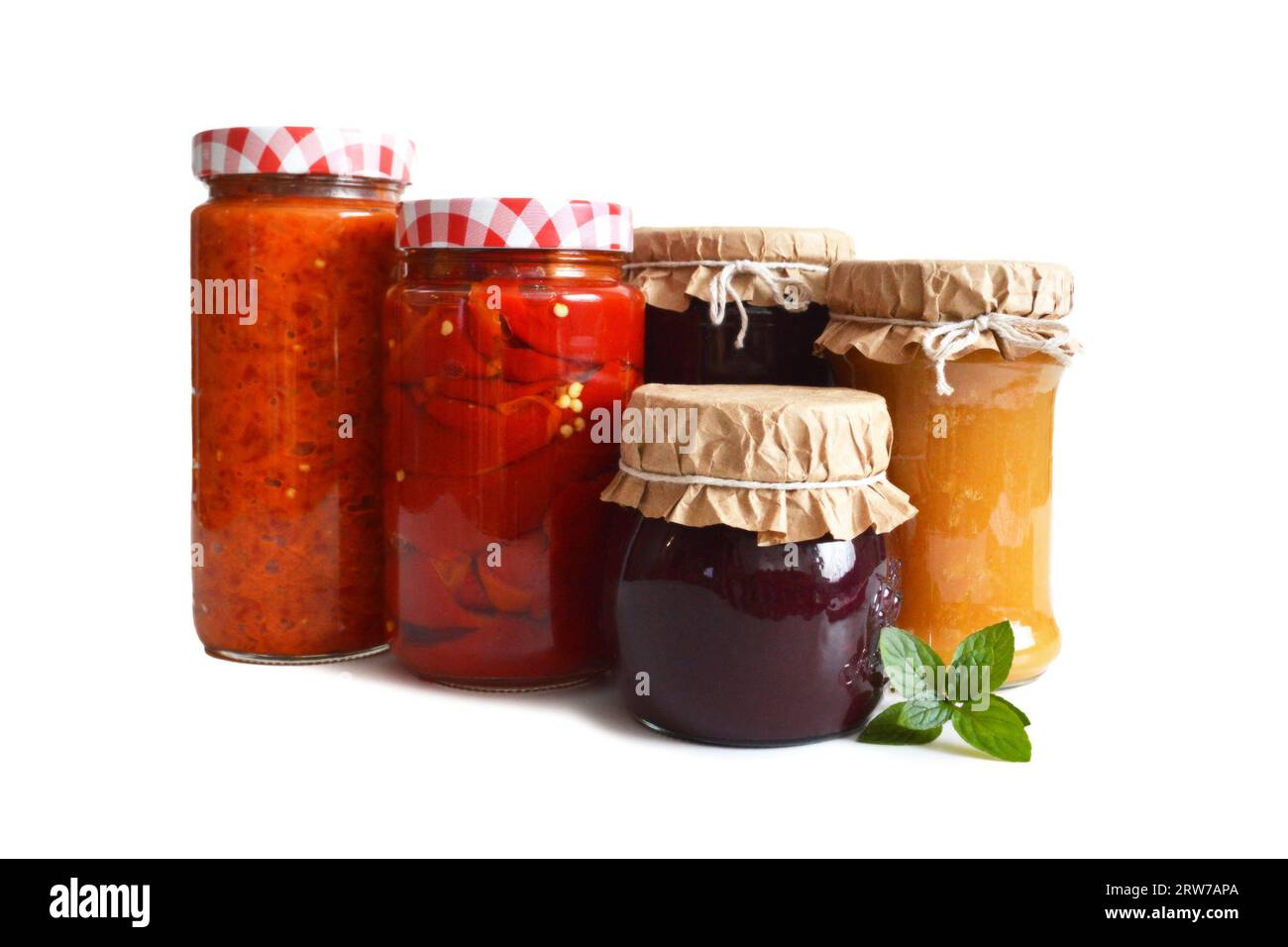 Légumes et fruits conservés isolés sur fond blanc. Conserver les aliments à la maison. Banque D'Images