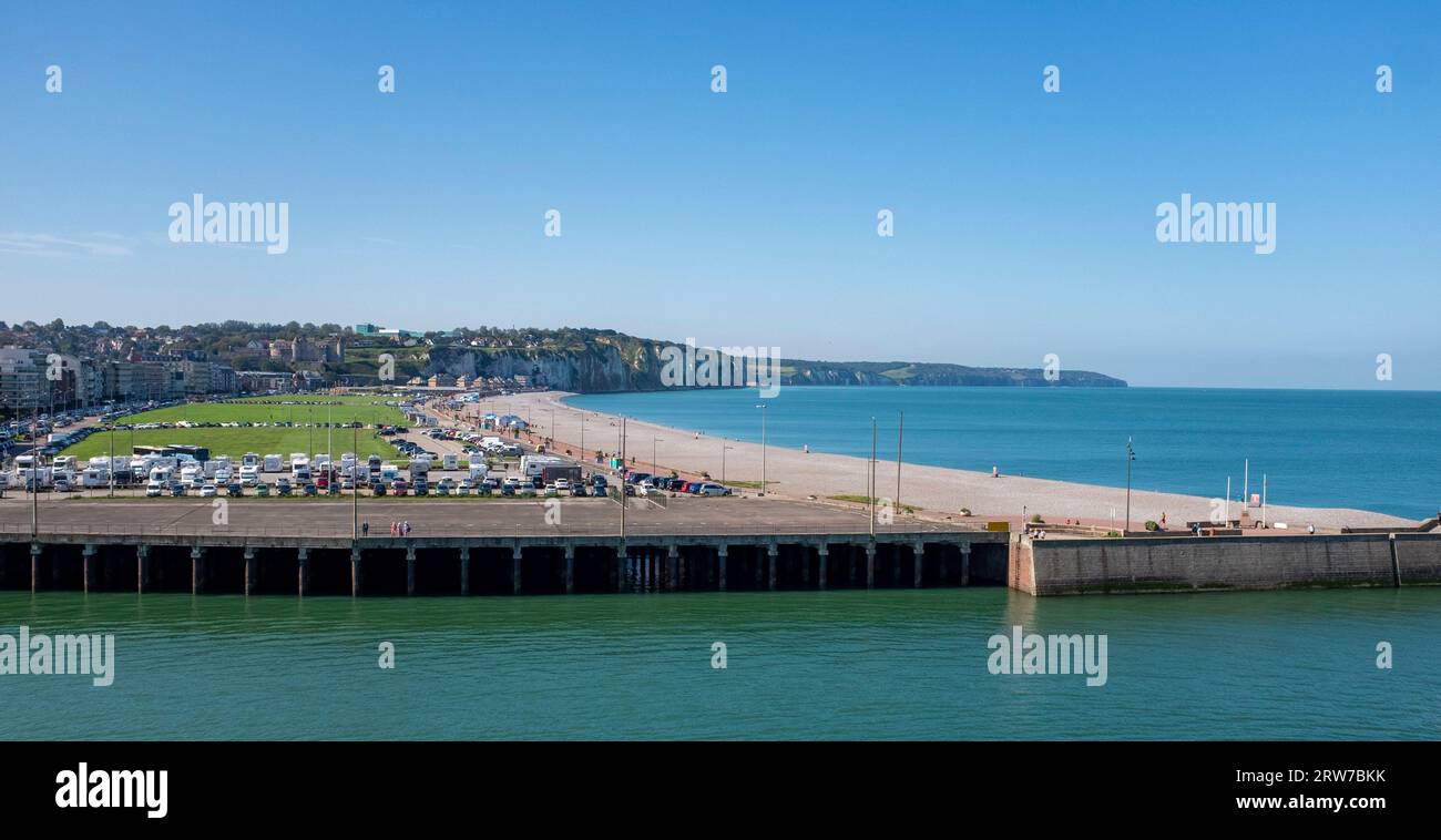 Vue sur le front de mer et les plages de Dieppe, Normandie Dieppe est un port de pêche sur la côte normande du nord de la France crédit Simon Dack Banque D'Images