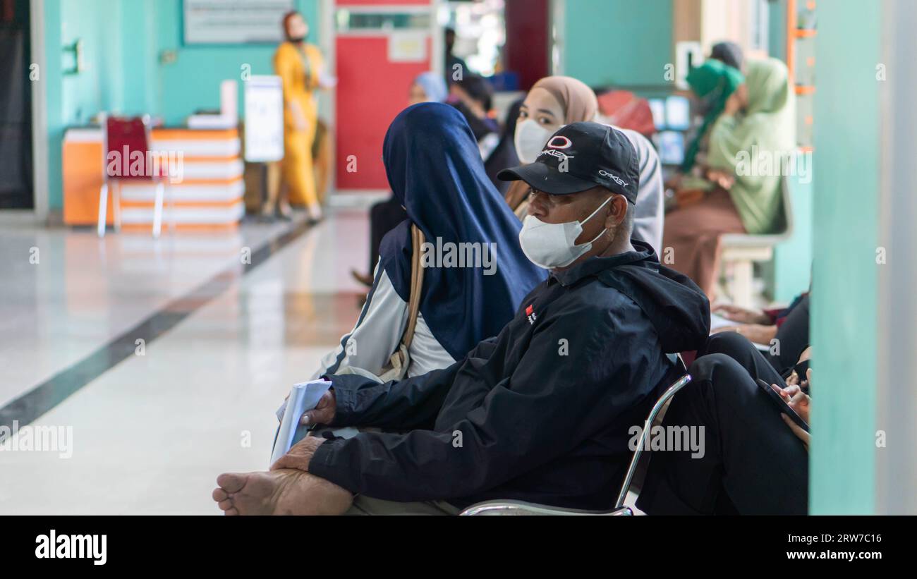 Pinrang Indonésie, 14 septembre 2023 : plusieurs résidents attendent le processus d’inscription des nouveaux patients à l’hôpital Banque D'Images