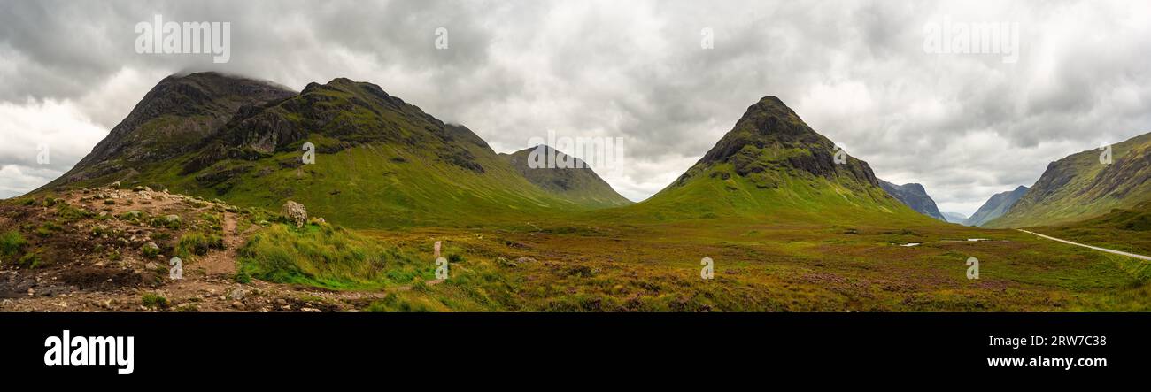 Grand panorama de hautes montagnes et de vallées verdoyantes dans l'endroit fantastique de Glencoe, en Écosse Banque D'Images