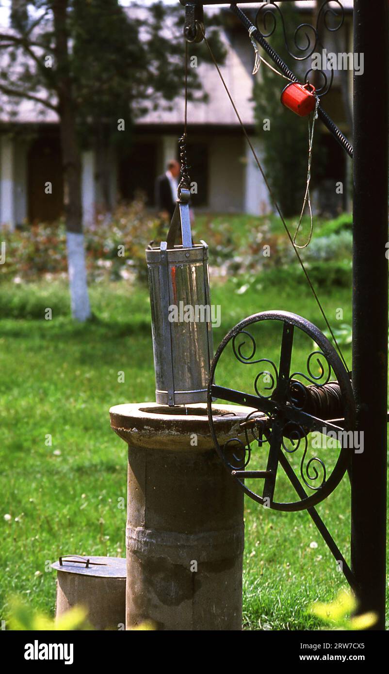 Un puits étroit dans le comté d'Ilfov, Roumanie, 1999 Banque D'Images
