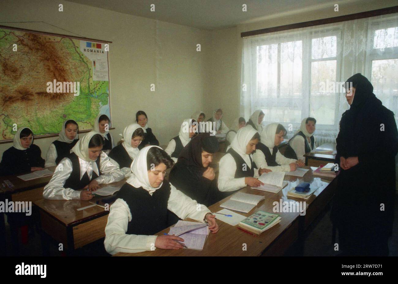 Branesti, comté d'Ilfov, Roumanie, 1999. Étudiants et professeur pendant les cours au Séminaire théologique du Monastère Pasarea. Banque D'Images