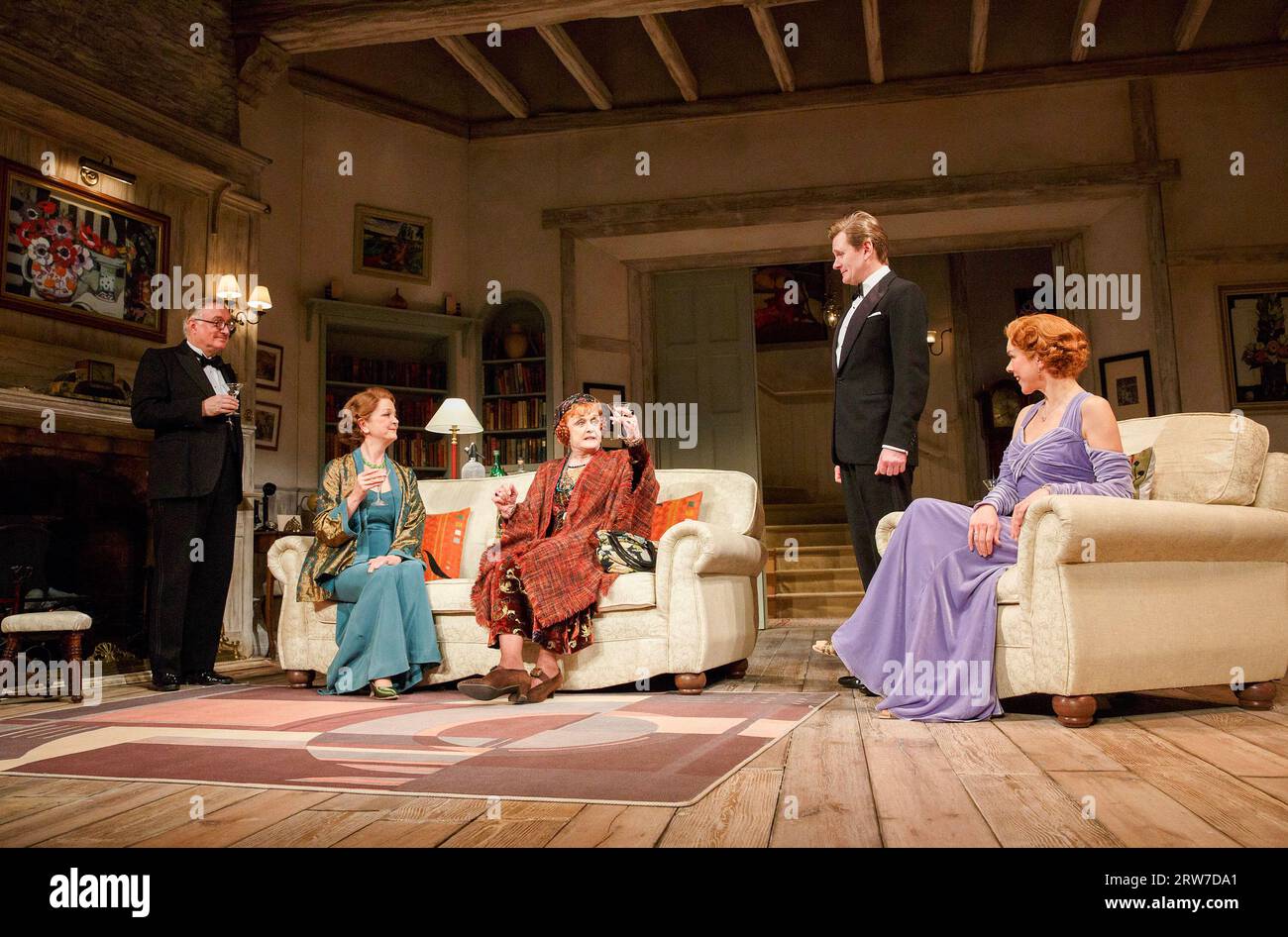 de gauche à droite : Simon Jones (Dr Bradman), Serena Evans (Mme Bradman), Angela Lansbury (Mme Arcati), Charles Edwards (Charles Condominine), Janie Dee (Ruth Condominine) dans L'ESPRIT BLITHE de Noel Coward au Gielgud Theatre, Londres W1 18/03/2014 design : Simon Highlett éclairage : Mark Jonathan réalisateur : Michael Blakemore Banque D'Images