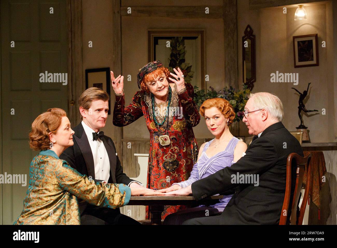 La séance - de gauche à droite : Serena Evans (Mme Bradman), Charles Edwards (Charles Condominine), Angela Lansbury (Mme Arcati), Janie Dee (Ruth Condominine), Simon Jones (Dr Bradman) dans L'ESPRIT BLITHE de Noel Coward au Gielgud Theatre, Londres W1 18/03/2014 design : Simon Highlett éclairage : Mark Jonathan réalisateur : Michael Blakemore Banque D'Images