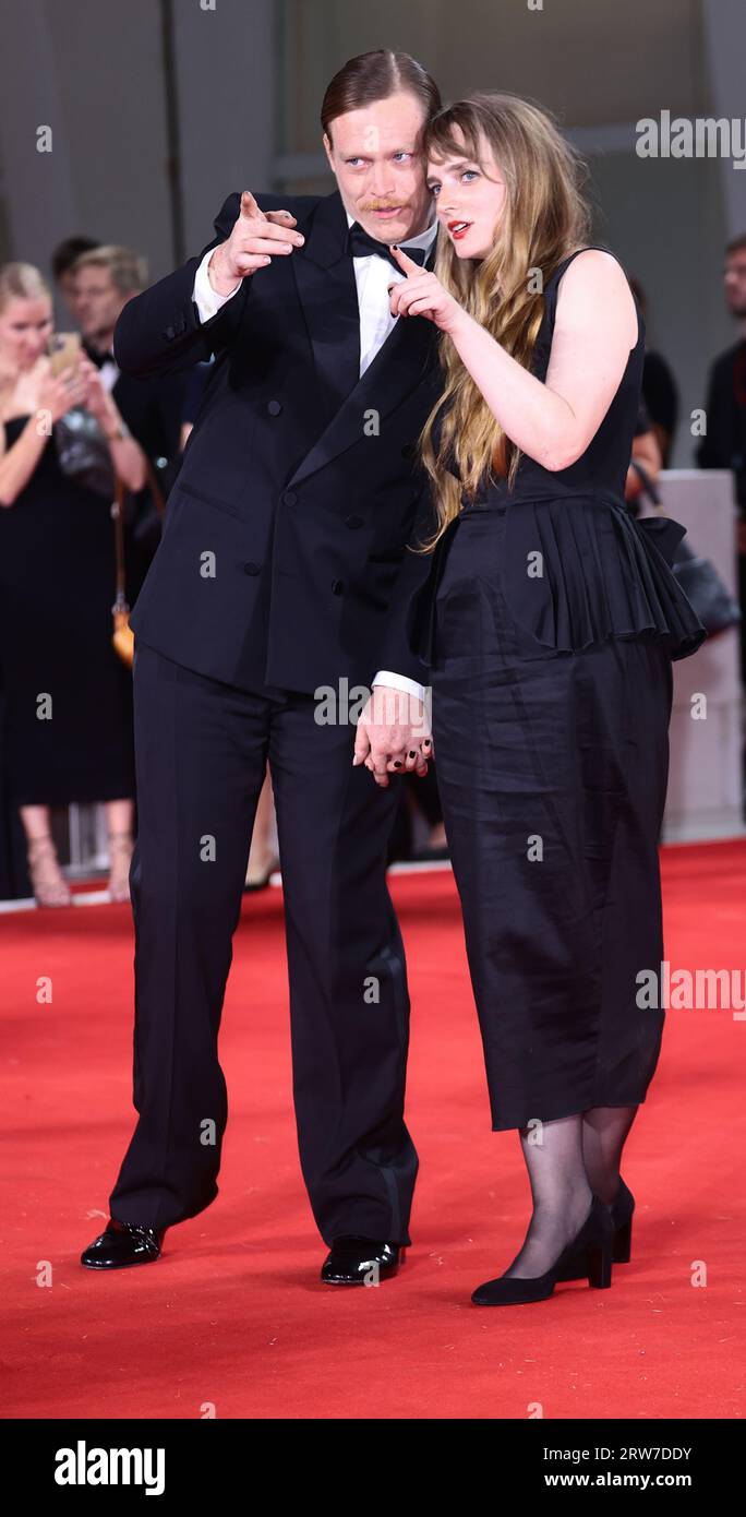 VENISE, ITALIE - 31 AOÛT : Caleb Landry Jones et Katya Zvereva assistent à un tapis rouge pour le film 'Dogman' au 80e Festival du film de Venise Banque D'Images