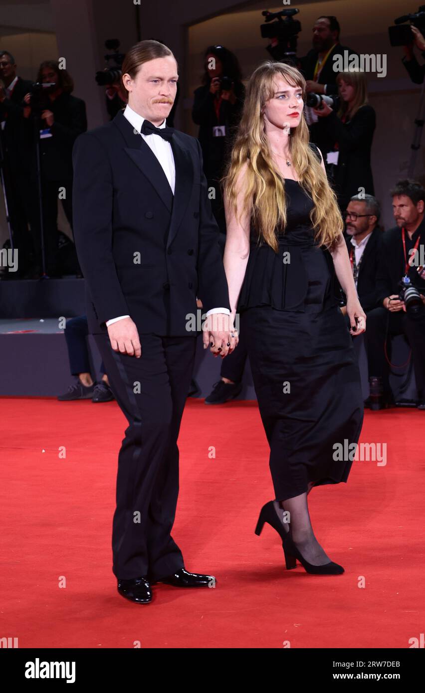 VENISE, ITALIE - 31 AOÛT : Caleb Landry Jones et Katya Zvereva assistent à un tapis rouge pour le film 'Dogman' au 80e Festival du film de Venise Banque D'Images