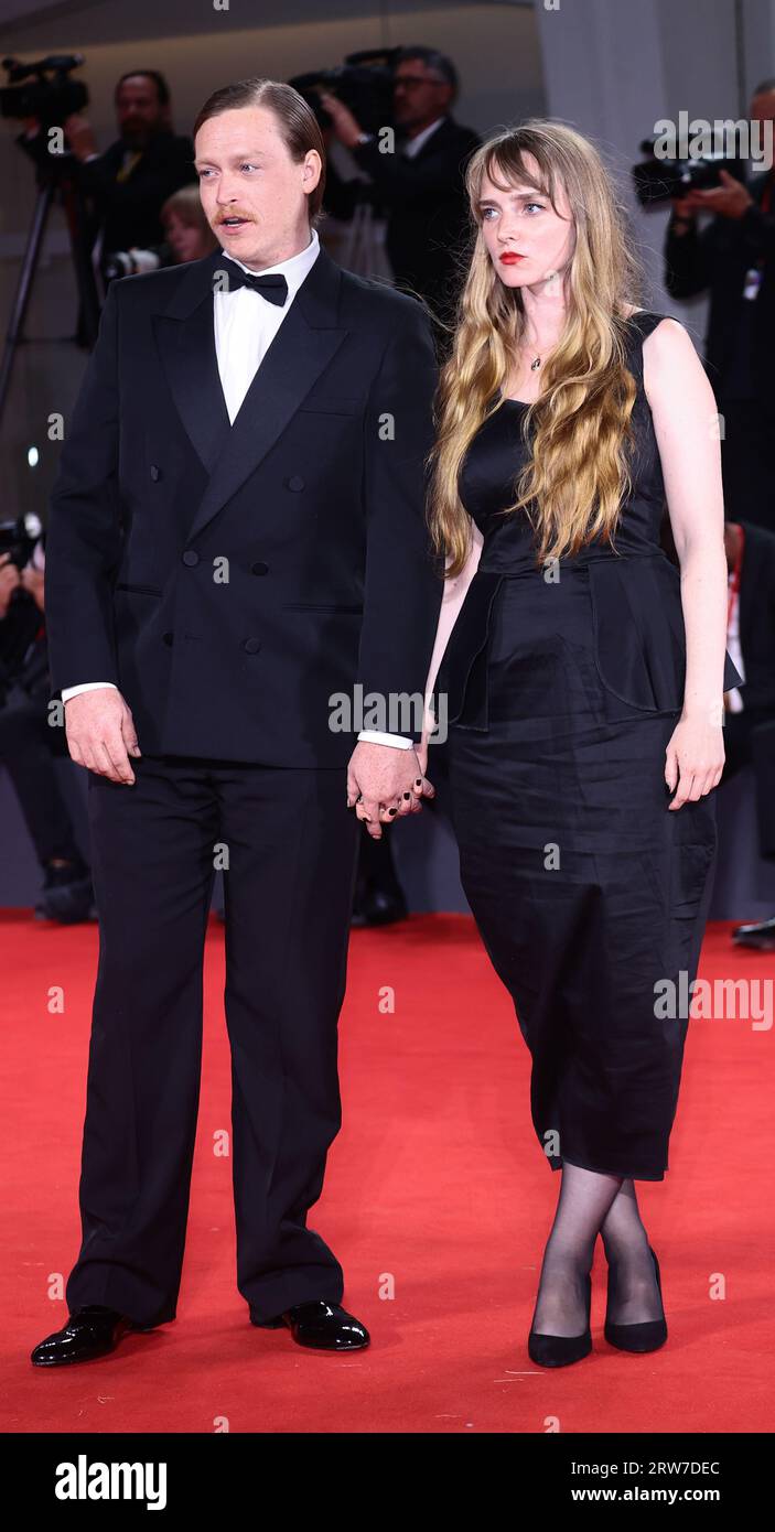 VENISE, ITALIE - 31 AOÛT : Caleb Landry Jones et Katya Zvereva assistent à un tapis rouge pour le film 'Dogman' au 80e Festival du film de Venise Banque D'Images