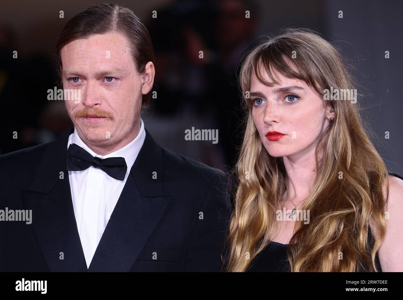VENISE, ITALIE - 31 AOÛT : Caleb Landry Jones et Katya Zvereva assistent à un tapis rouge pour le film 'Dogman' au 80e Festival du film de Venise Banque D'Images