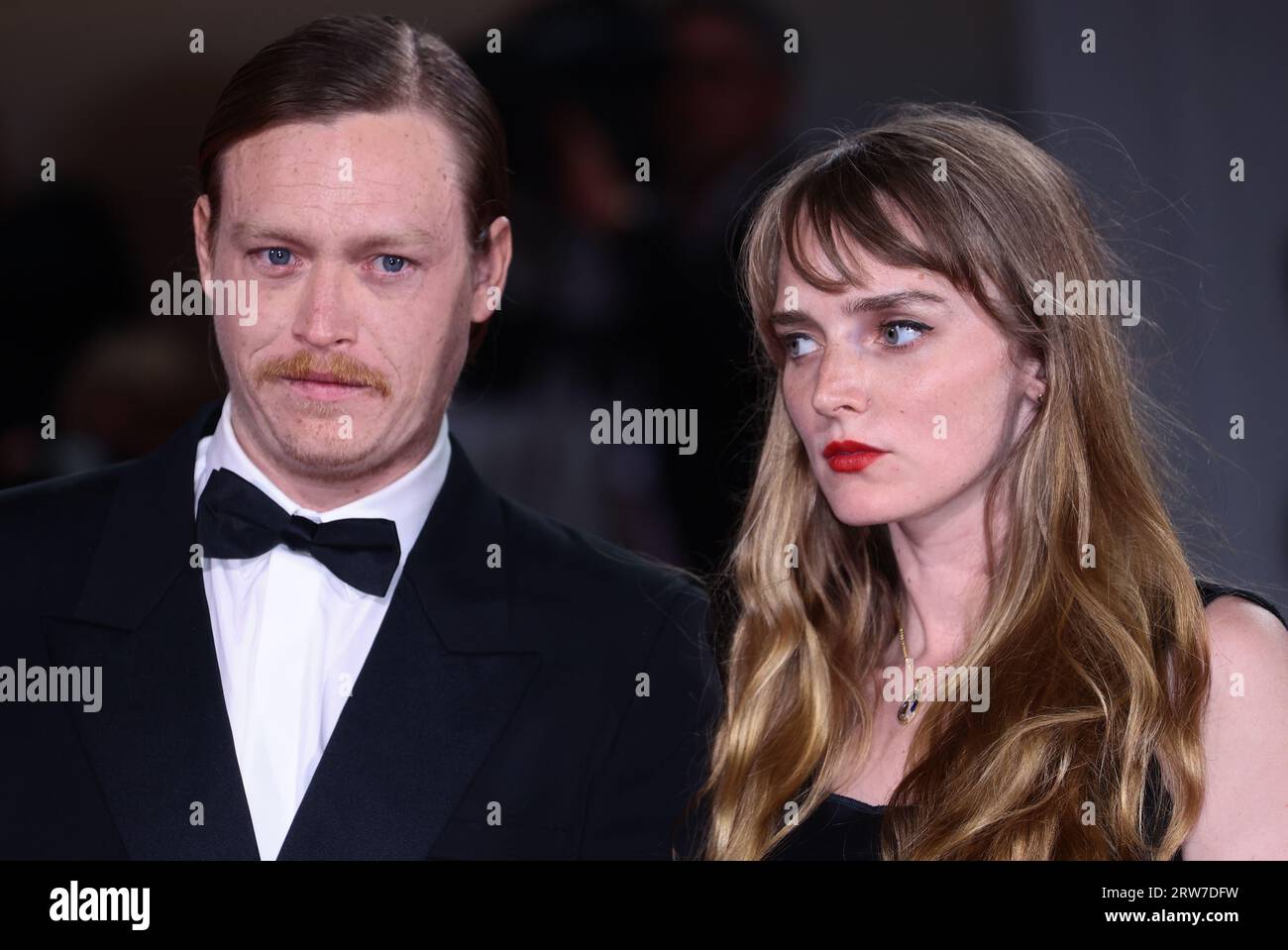 VENISE, ITALIE - 31 AOÛT : Caleb Landry Jones et Katya Zvereva assistent à un tapis rouge pour le film 'Dogman' au 80e Festival du film de Venise Banque D'Images