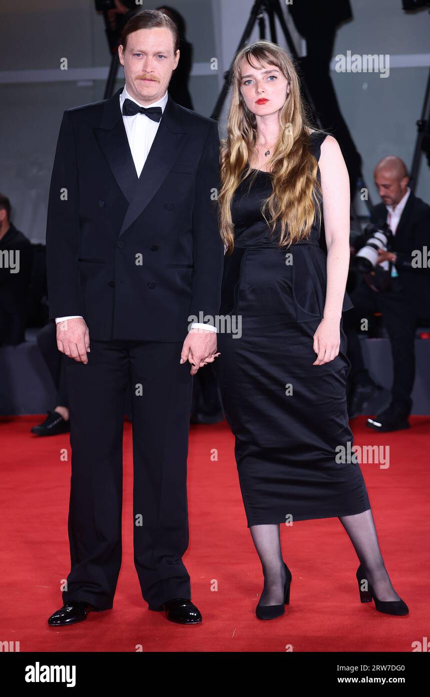 VENISE, ITALIE - 31 AOÛT : Caleb Landry Jones et Katya Zvereva assistent à un tapis rouge pour le film 'Dogman' au 80e Festival du film de Venise Banque D'Images