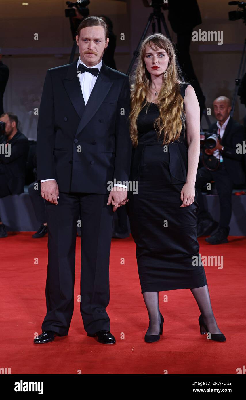 VENISE, ITALIE - 31 AOÛT : Caleb Landry Jones et Katya Zvereva assistent à un tapis rouge pour le film 'Dogman' au 80e Festival du film de Venise Banque D'Images
