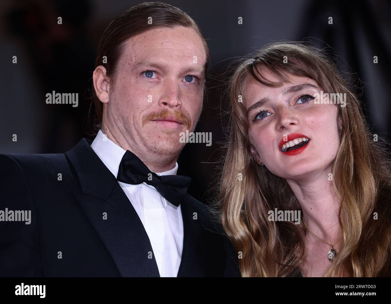 VENISE, ITALIE - 31 AOÛT : Caleb Landry Jones et Katya Zvereva assistent à un tapis rouge pour le film 'Dogman' au 80e Festival du film de Venise Banque D'Images