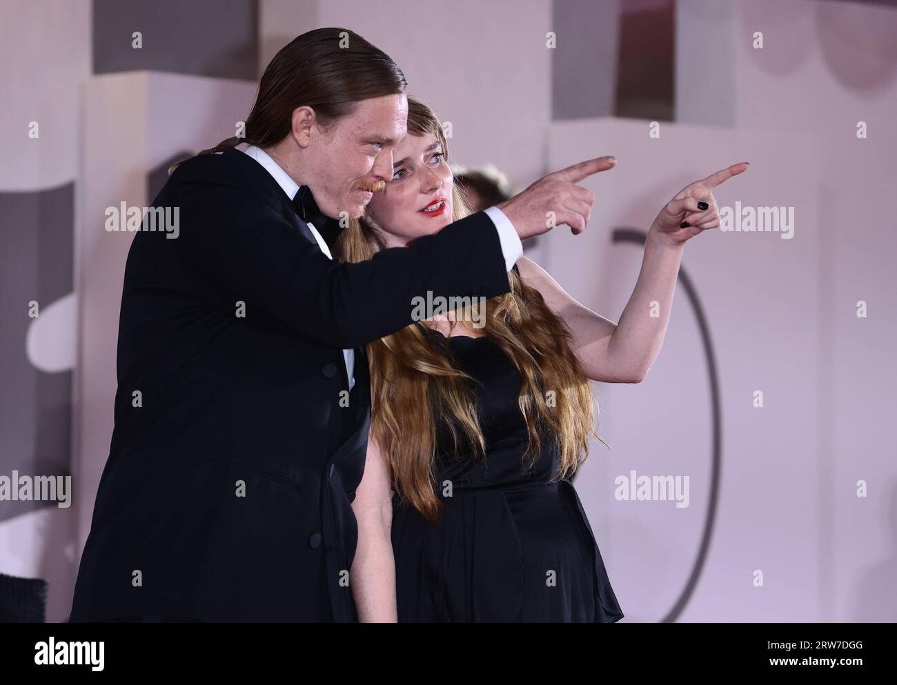 VENISE, ITALIE - 31 AOÛT : Caleb Landry Jones et Katya Zvereva assistent à un tapis rouge pour le film 'Dogman' au 80e Festival du film de Venise Banque D'Images