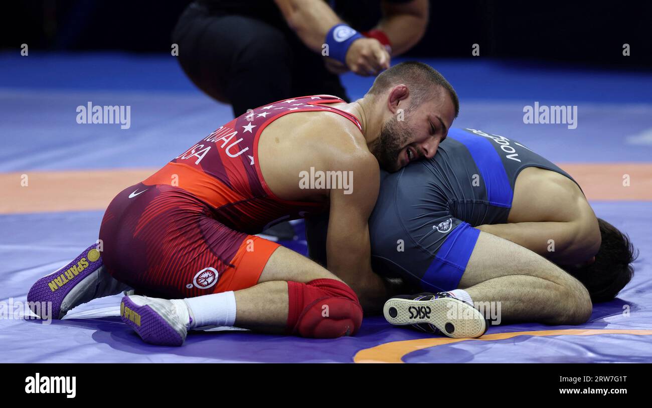 Vitali Arujau of United Stats (red) competes during the men's freestyle 61kg final match against Abasgadzhi Magomedov of Russia (blue) at the Wrestling World Championships in Belgrade, Serbia on September 17, 2023. Vitali Arujau won the event to claim gold medal.( The Yomiuri Shimbun via AP Images ) Banque D'Images