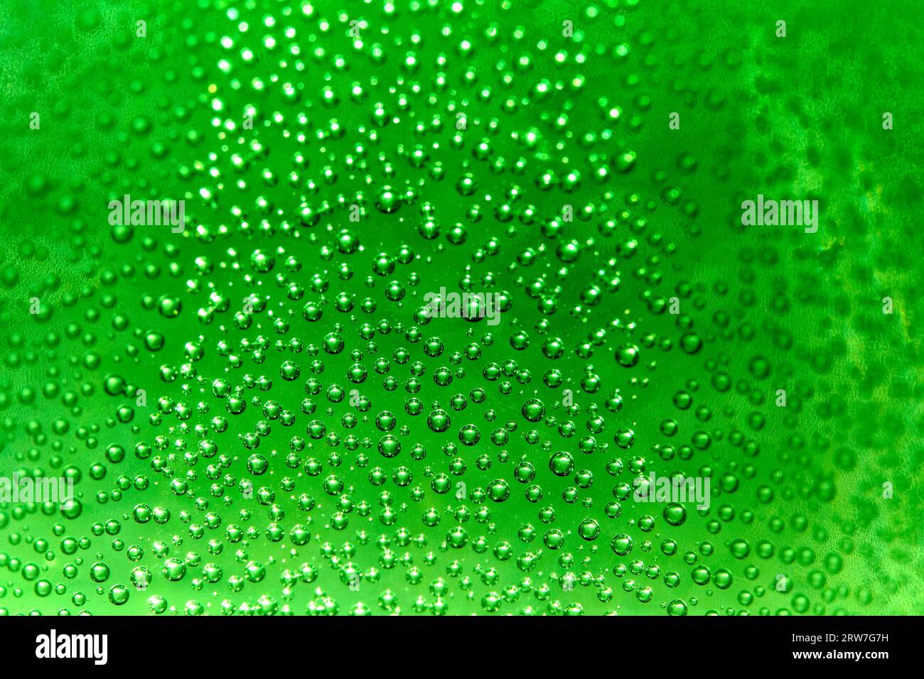 Fond, verre vert recouvert de petites bulles Banque D'Images