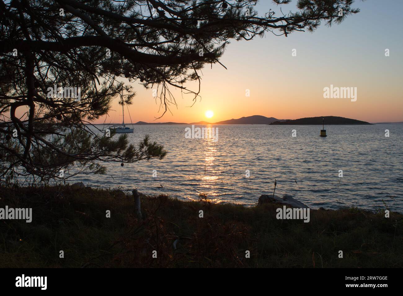 Magnifique coucher de soleil sur la mer Adriatique, en regardant l'île de Pasman, à Vrgada, Croatie Banque D'Images