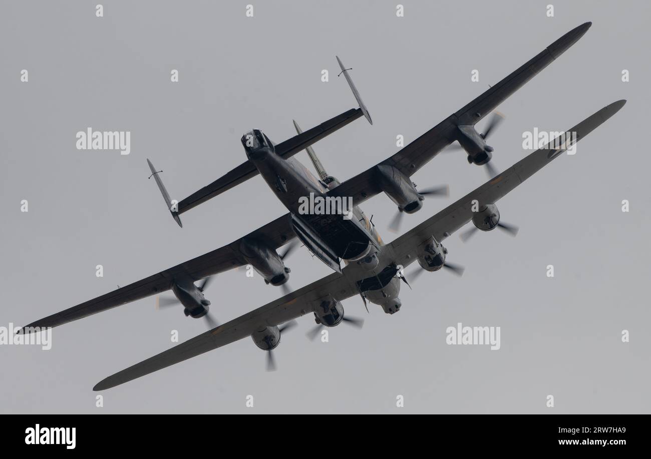 Boeing B-17G Flying Fortress « Sally B » vole dans une formation rare avec les vols commémoratifs de la bataille d'Angleterre Avro Lancaster, Duxford Battle of Britain Air Show à l'IWM Duxford, Duxford, Royaume-Uni, le 17 septembre 2023 (photo de Cody Froggatt/News Images) Banque D'Images