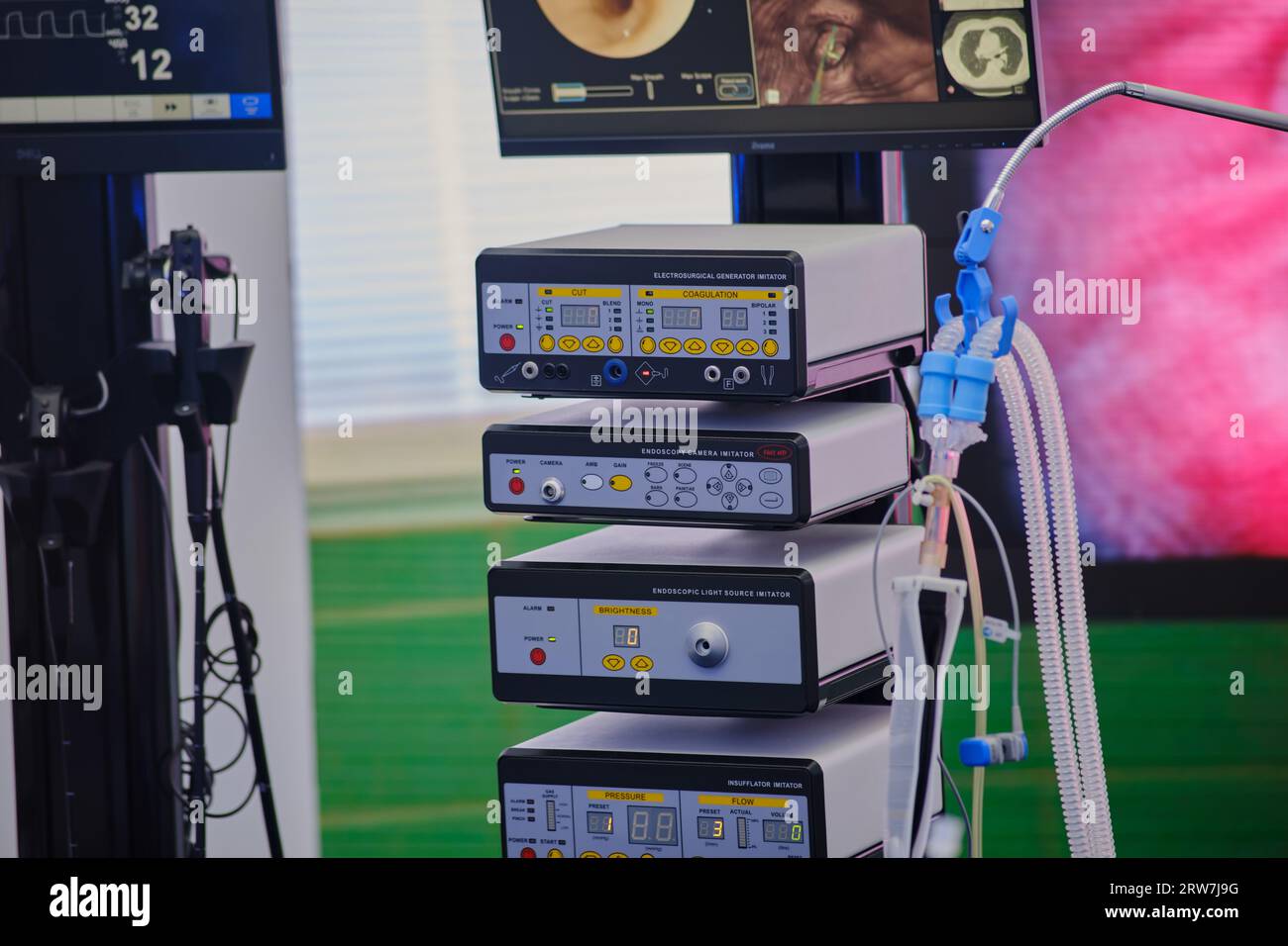 Equipement médical en salle d'opération pour les interventions électrochirurgicales et endoscopiques. Machine de perfusion intraveineuse - Moscou, Russie, 30 août 2023 Banque D'Images