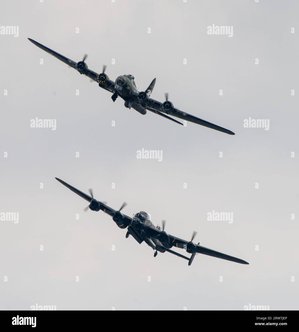 Duxford, Royaume-Uni. 17 septembre 2023. Boeing B-17G Flying Fortress "Sally B" vole dans une formation rare avec les vols commémoratifs de la bataille d'Angleterre Avro Lancaster, Duxford Battle of Britain Air Show à IWM Duxford, Duxford, Royaume-Uni, le 17 septembre 2023 (photo de Cody Froggatt/News Images) à Duxford, Royaume-Uni le 9/17/2023. (Photo de Cody Froggatt/News Images/Sipa USA) crédit : SIPA USA/Alamy Live News Banque D'Images